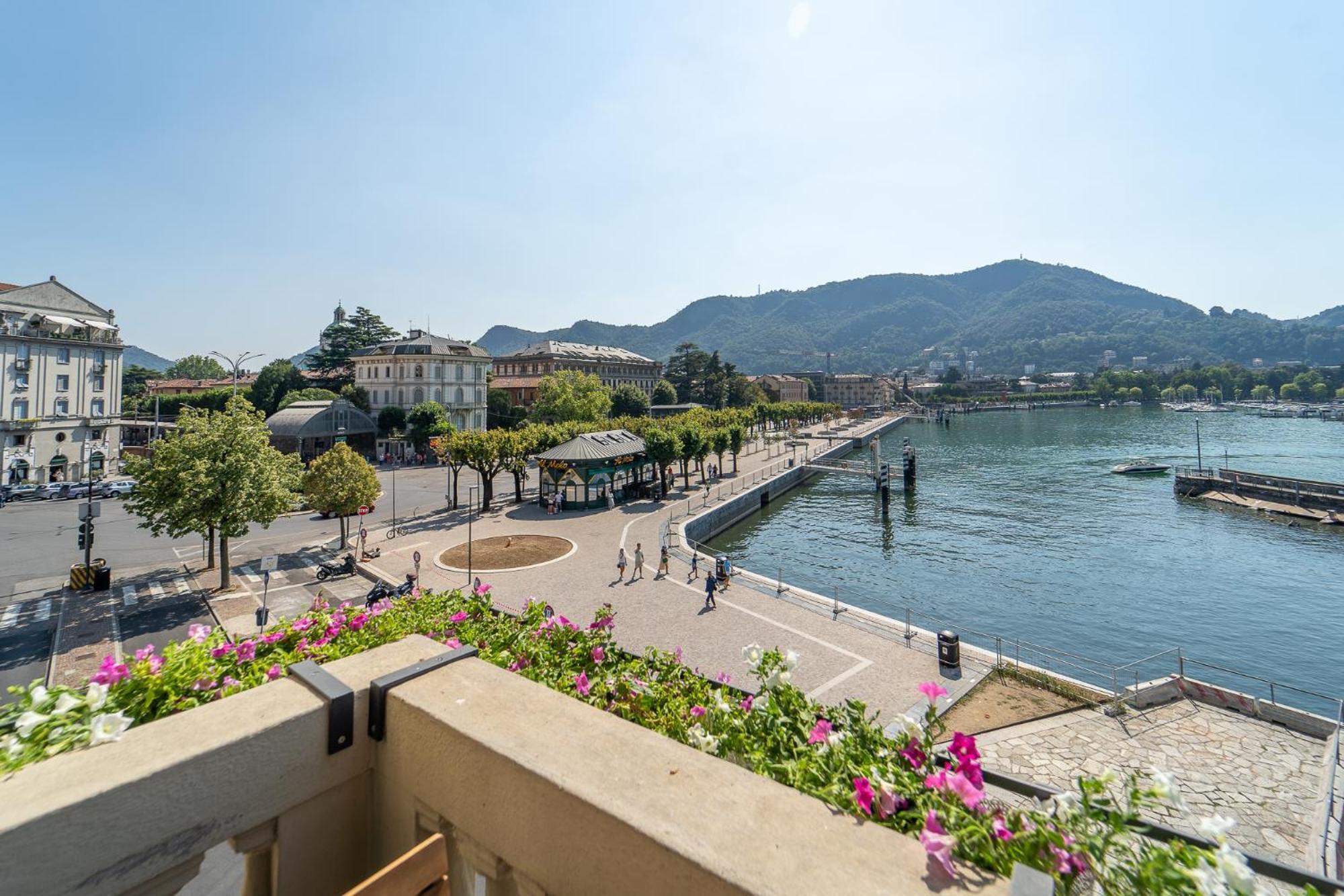 Appartamento Esclusivo Fronte Lago, In Centro A Como Con Garage Exterior foto