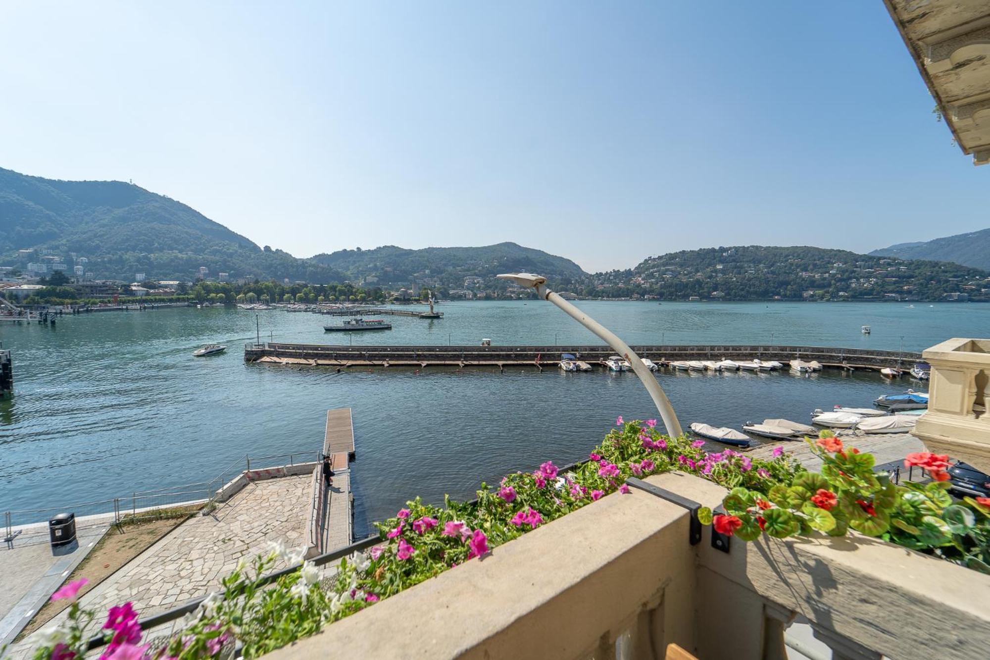 Appartamento Esclusivo Fronte Lago, In Centro A Como Con Garage Exterior foto